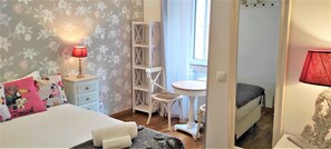 Romantic Room | Premium bedding, in-room safe, individually decorated - Guesthouse Sweet Liberdade (Lisbon)