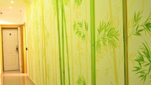 A hallway with a bamboo wallpaper design, a polished floor, and a door marked with the number 9. - Guesthouse Sweet Liberdade (Lisbon)