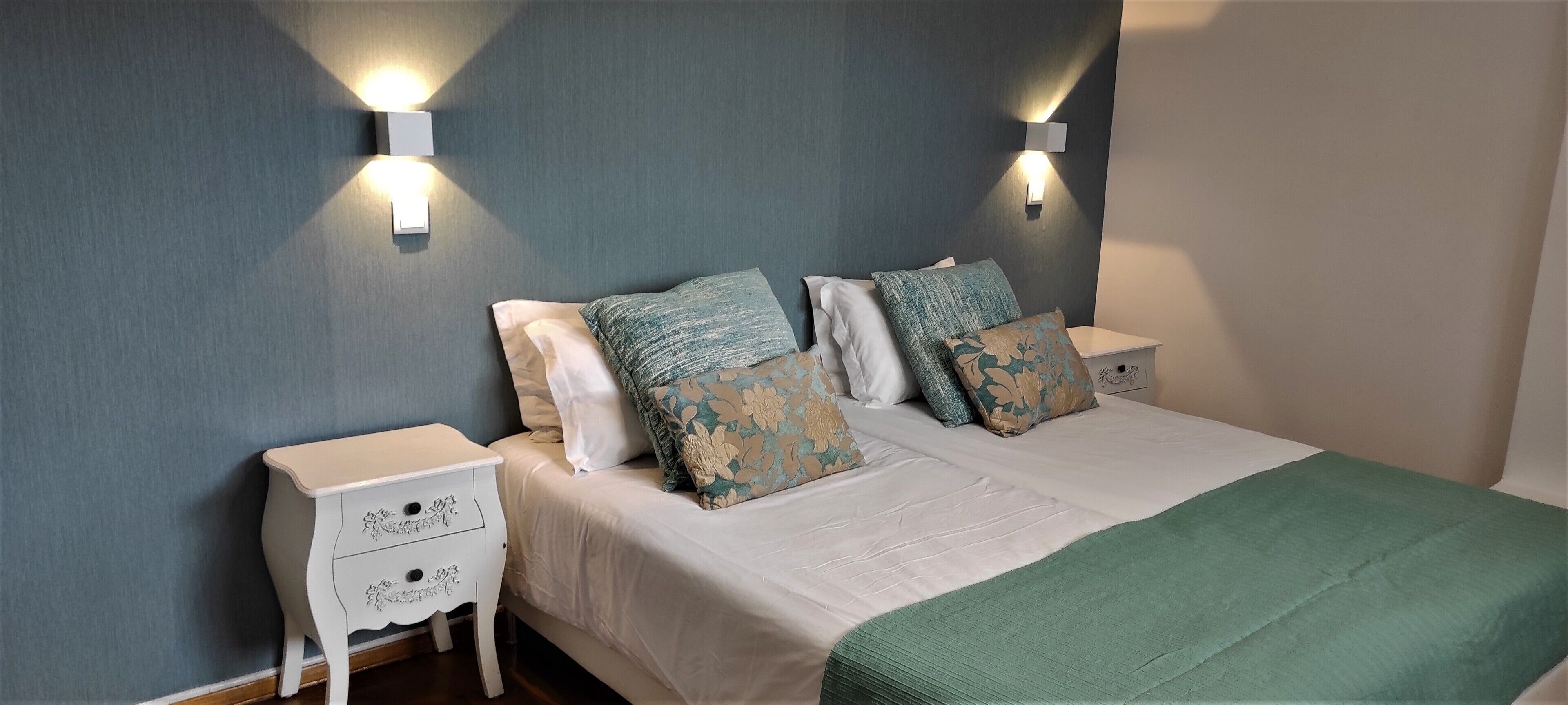 Chambre Confort avec lits jumeaux | Literie de qualité, coffre-fort, décor unique, ameublement unique