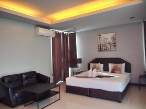 华丽客房 | 迷你吧、客房内保险箱、办公桌、遮光窗帘