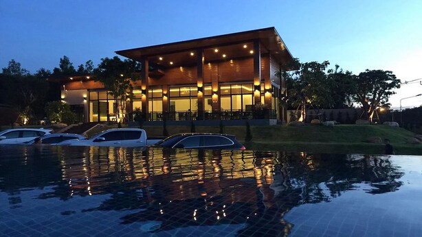 A modern building with a pool in front. - Nutchana Hill Boutique Hotel (Hat Yai)