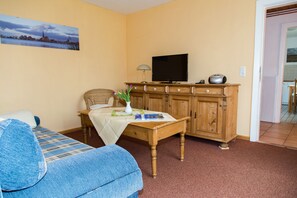 アパートメント 1 ベッドルーム | リビング エリア | LED テレビ、DVD プレーヤー、おもちゃ