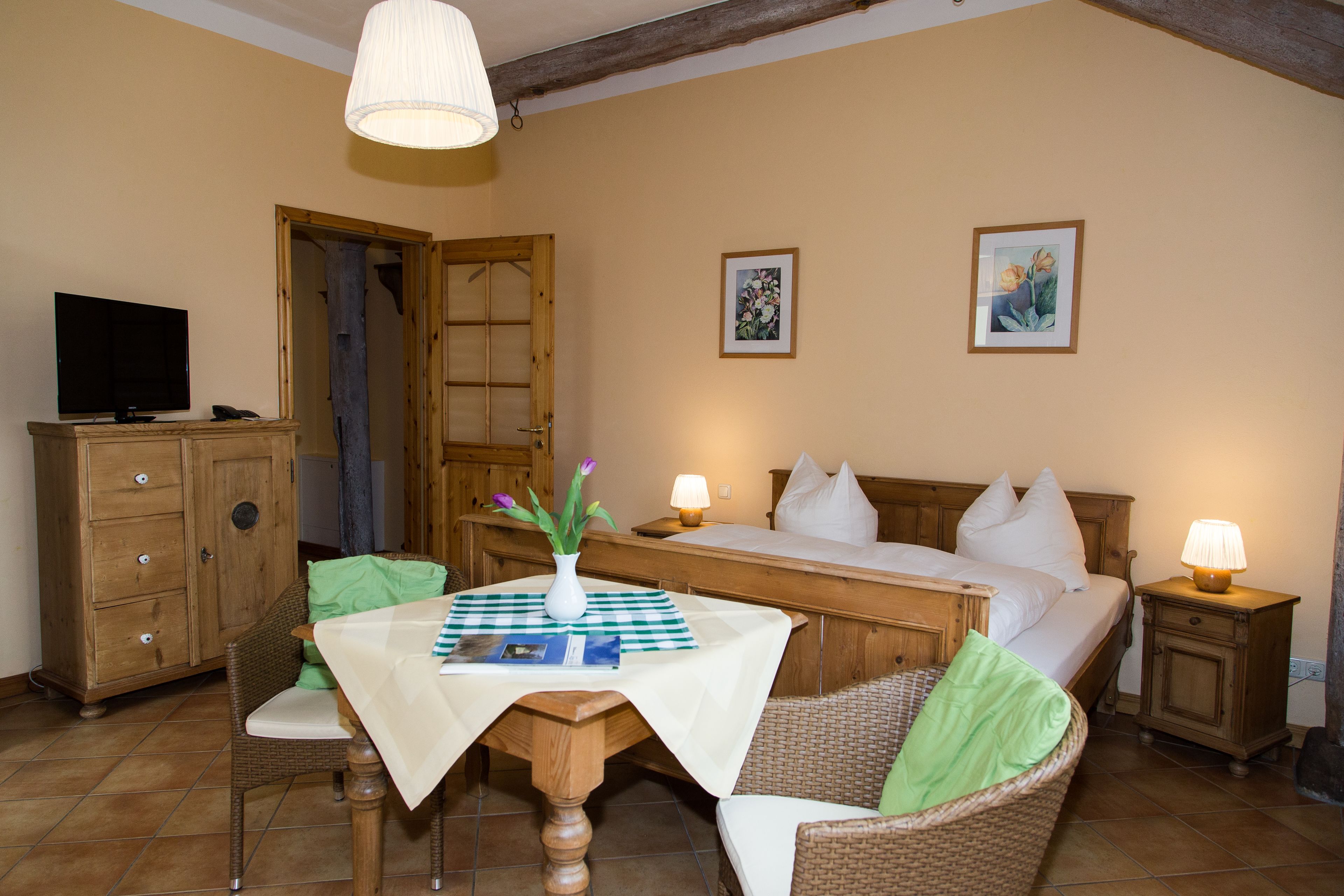 อพาร์ทเมนท์, ระเบียง | เครื่องนอนป้องกันสารก่อภูมิแพ้, ผ้านวมขนเป็ด, เตารีด/โต๊ะรีดผ้า