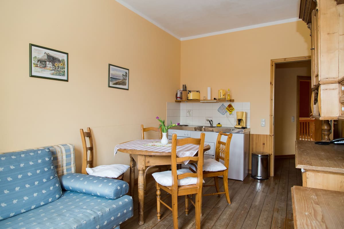Appartement (Split Level) | Privékitchenette | Een koelkast, een magnetron, een oven, een kookplaat