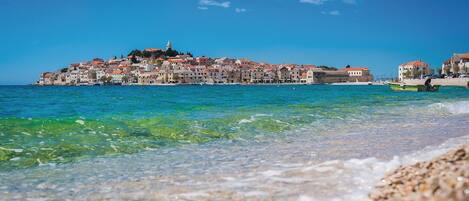 Una spiaggia nelle vicinanze