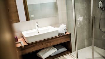 Een douche, gratis toiletartikelen, een haardroger, badjassen