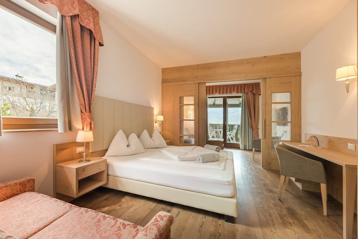 family quadruple room | minibar, in-room safe, desk, cots/infant beds