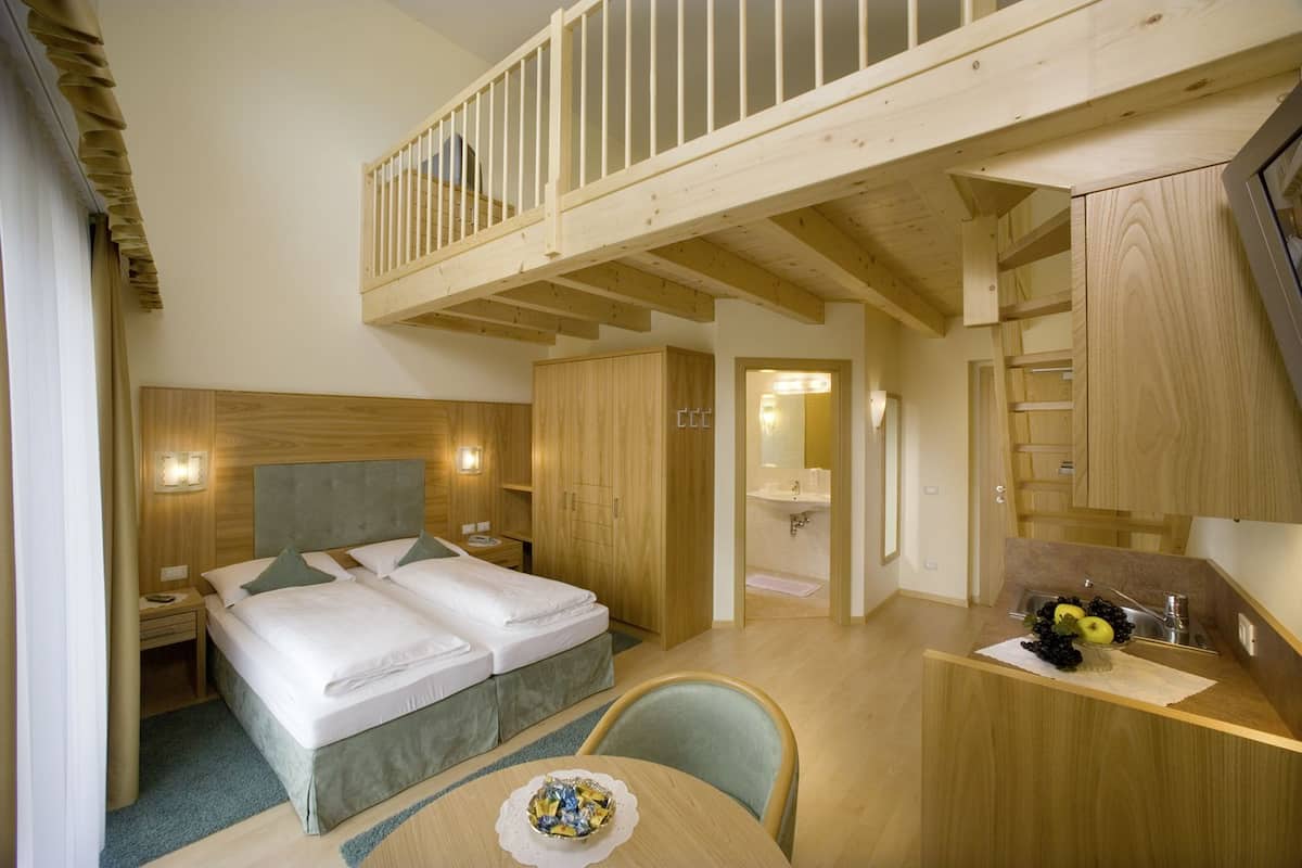 family quadruple room | minibar, in-room safe, desk, cots/infant beds