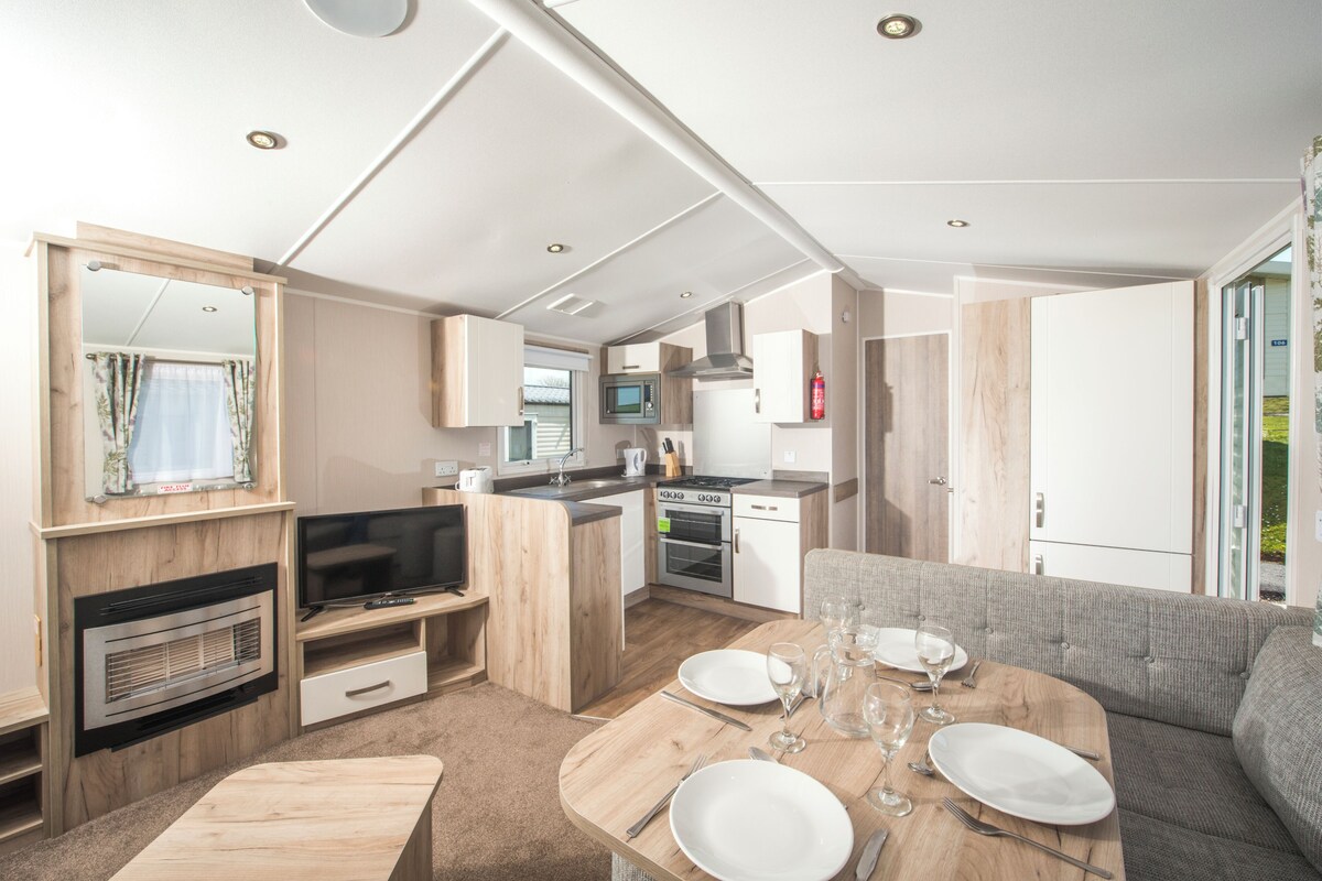 Mobile home | Privat køkken | Køleskab/fryser i fuld størrelse, mikrobølgeovn, ovn, kogeplade