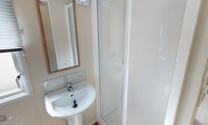 Shower, towels - Cardigan Bay Holiday Park (Cardigan)