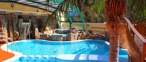 Piscine couverte, chaises longues