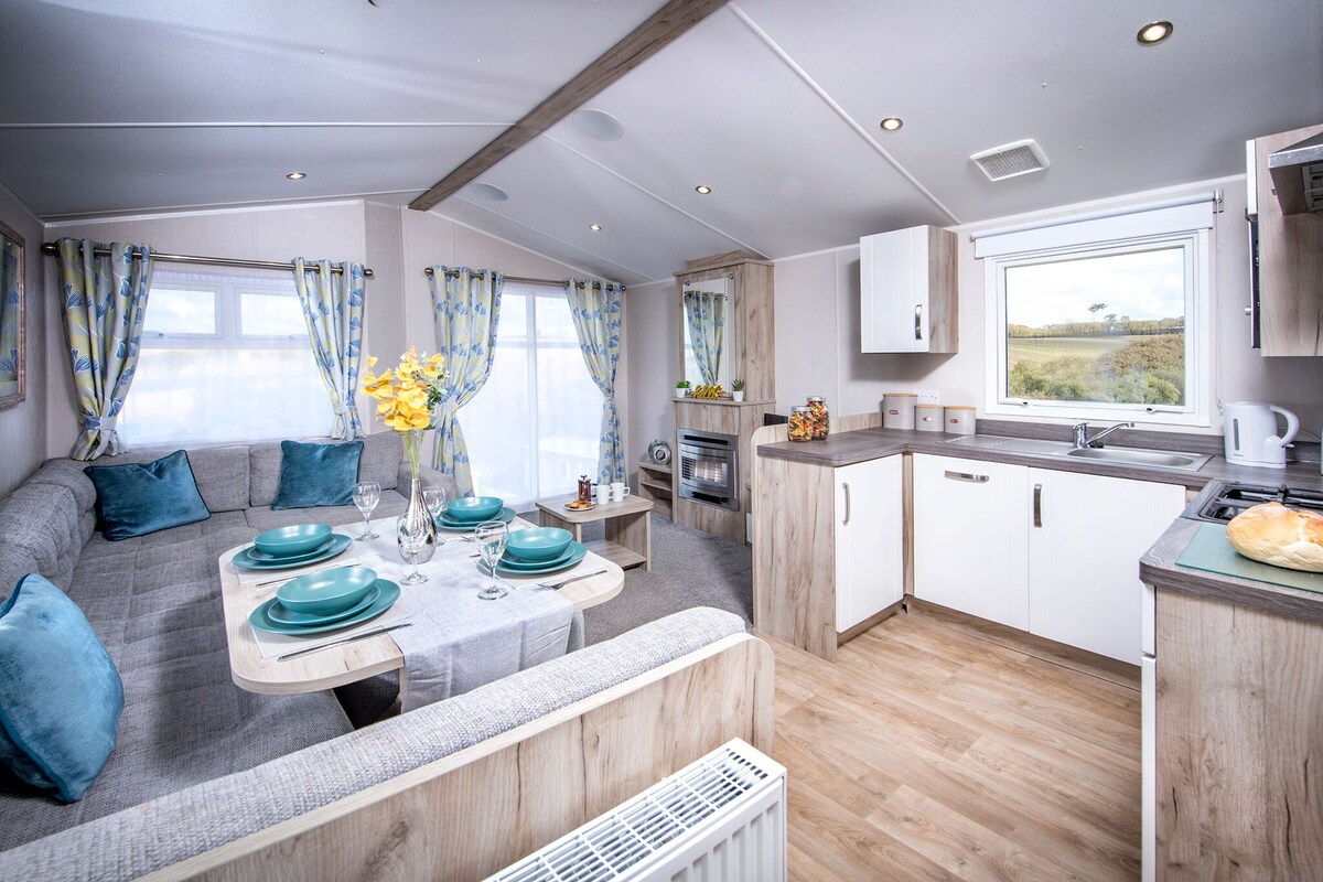 Mobile home | Privat køkken | Køleskab/fryser i fuld størrelse, mikrobølgeovn, ovn, kogeplade