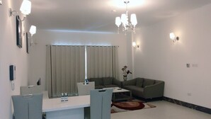 Appartement Standard, 2 chambres, 2 salles de bains | Aire de séjour | Téléviseur à écran plat