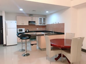 Standard Apartment, 2 Bedrooms, 2 Bathrooms | Private kitchen