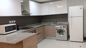 Appartement Standard, 2 chambres, 2 salles de bains | Cuisine privée | Réfrigérateur, four à micro-ondes, un four, bouilloire électrique