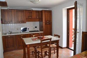 Standard Apartment, 1 Bedroom, Balcony | Private kitchen | Fridge, microwave, oven, stovetop - Residence Aquila (Brusson)