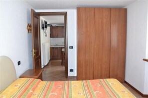In-room safe, cribs/infant beds, bed sheets