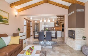 TV connectée, cheminée, lecteur de DVD, table de tennis de table