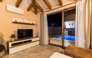 Smart-TV, Kamin, DVD-Player, Tischtennisplatte