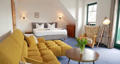 Large double room with balcony 1 - Gästehaus Knuth approx. 10 minutes walk from the