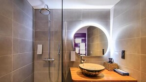 A modern bathroom with a large mirror, a wooden vanity, and a shower. - Le Terminus (Tournus)