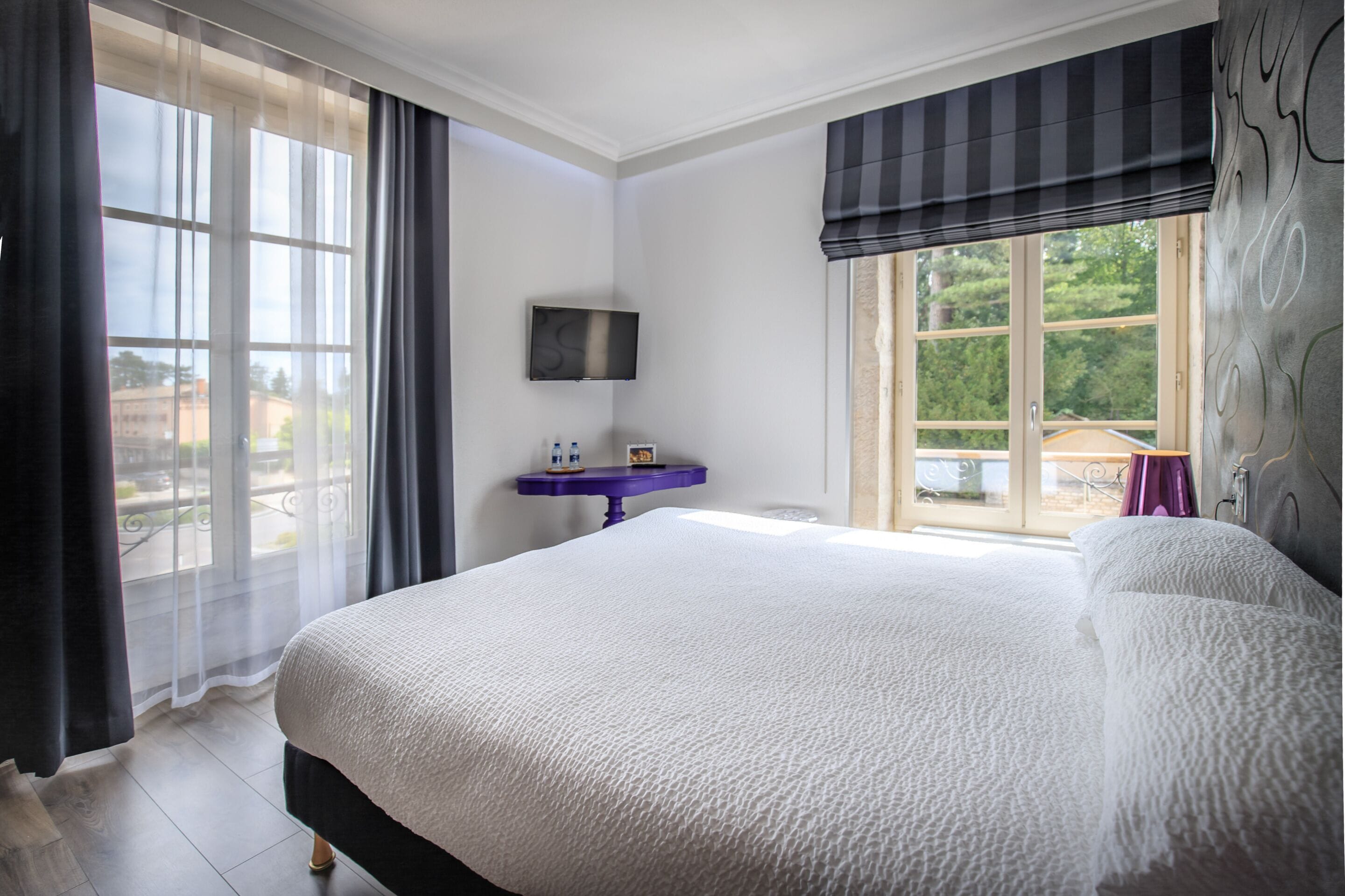 Decoración personalizada, muebles diferentes y cortinas blackout 