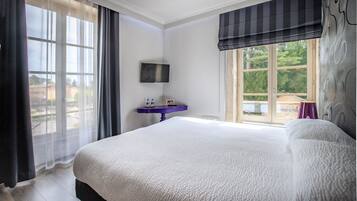 Comfort Double Room, Ensuite (Chambre 3) | Individually decorated, individually furnished, blackout drapes