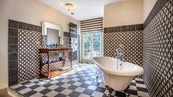 Deluxe Double Room | Bathroom | Free toiletries, hair dryer, towels