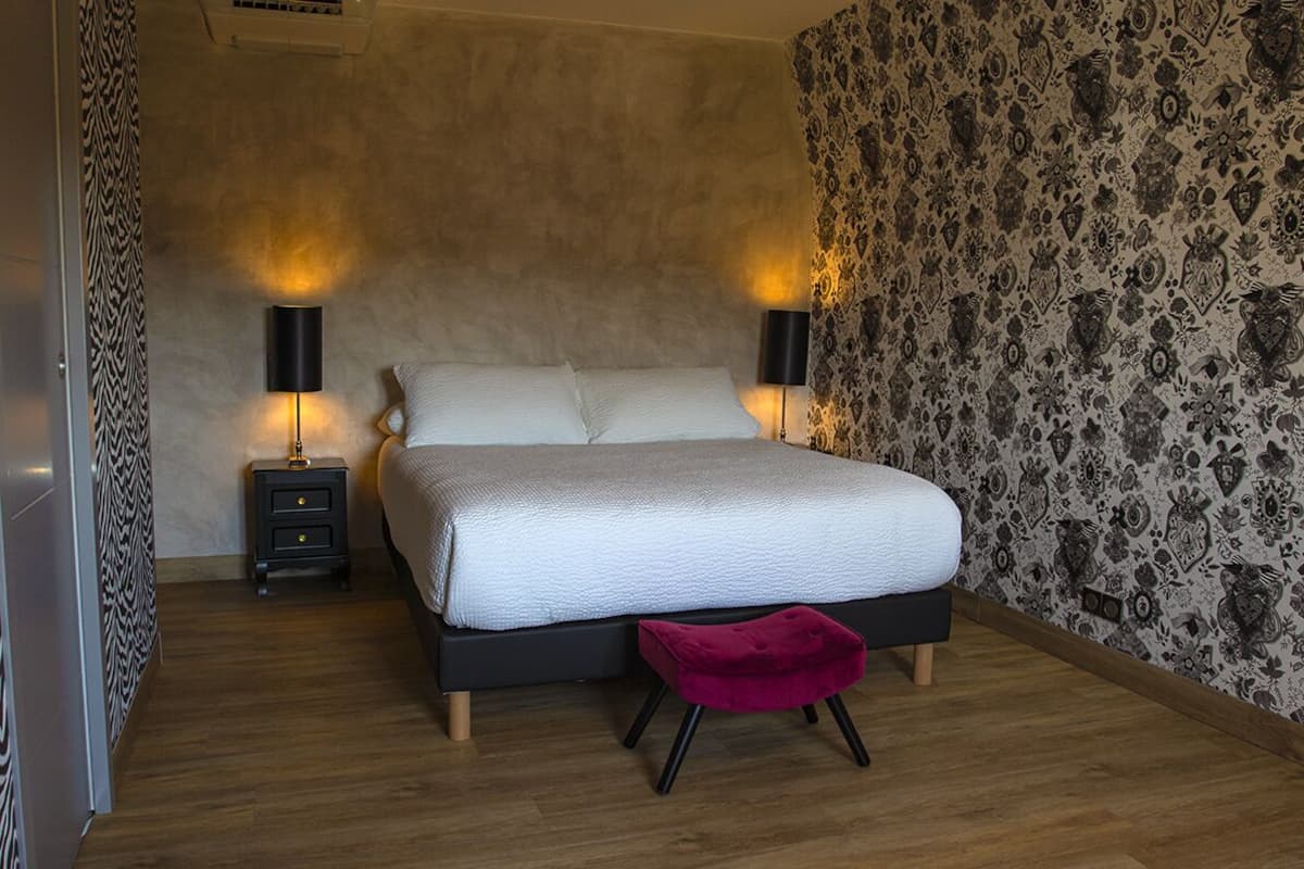 Deluxe Double Room, Ensuite (Chambre "C.Lacroix") | Dihias secara berasingan, dilengkapkan perabot secara berasingan