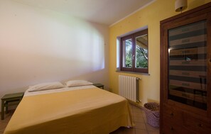 2 bedrooms, travel cot, free WiFi