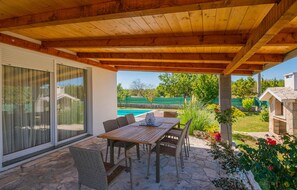 Outdoor dining - Nice home in Vinjani Gornji (Vinjani Gornji)