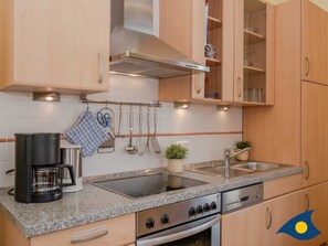 Kühlschrank, Ofen, Geschirrspüler, Wasserkocher mit Kaffee-/Teezubehör