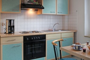 Køleskab, ovn, kaffe-/temaskine, elkedel