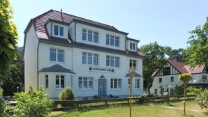 En toetagers bygning med et skilt, der siger "SCHWARZER BAR".