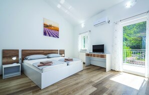 4 bedrooms, free WiFi, bed sheets - 3 bedroom amazing home in Plomin (Plomin)