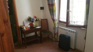 Down duvets, individually furnished, desk, laptop workspace - A Casa Di Giò (Rome)