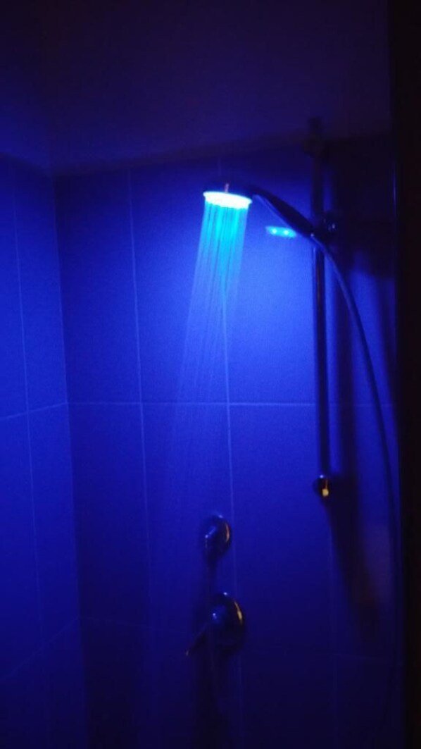 Double Room, Balcony | Bathroom shower - A Casa Di Giò (Rome)