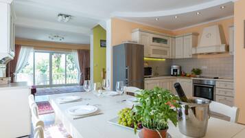 Villa familiar | Cocina privada | Refrigerador, parrilla de estufa, lavavajillas y tetera eléctrica