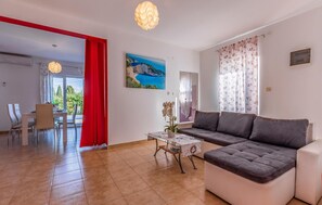 TV, table tennis - Amazing home in Sisan (Sisan)