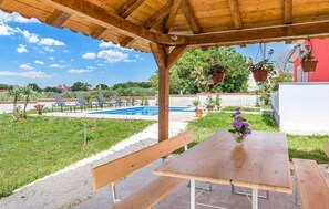 Outdoor dining - Amazing home in Sisan (Sisan)