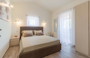 4 bedrooms, in-room safe, travel cot, free WiFi - Gorgeous home in Radeki Polje with sauna (Radeki Polje)