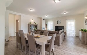 Dining - Gorgeous home in Radeki Polje with sauna (Radeki Polje)