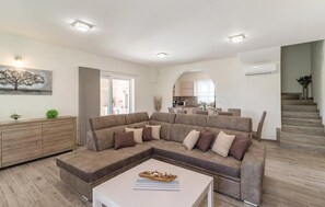 TV, fireplace, DVD player, foosball - Awesome home in Radeki Polje with sauna (Radeki Polje)