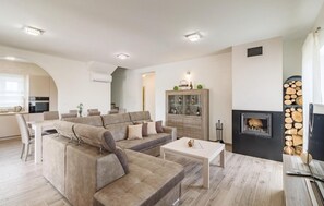 TV, fireplace, DVD player, foosball - Awesome home in Radeki Polje with sauna (Radeki Polje)