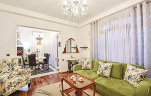 Een televisie, een open haard, een dvd-speler en een stereo