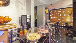 Un espace buffet proposant divers plats et une machine à café.
