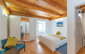 3 bedrooms, travel cot, free WiFi, bed sheets