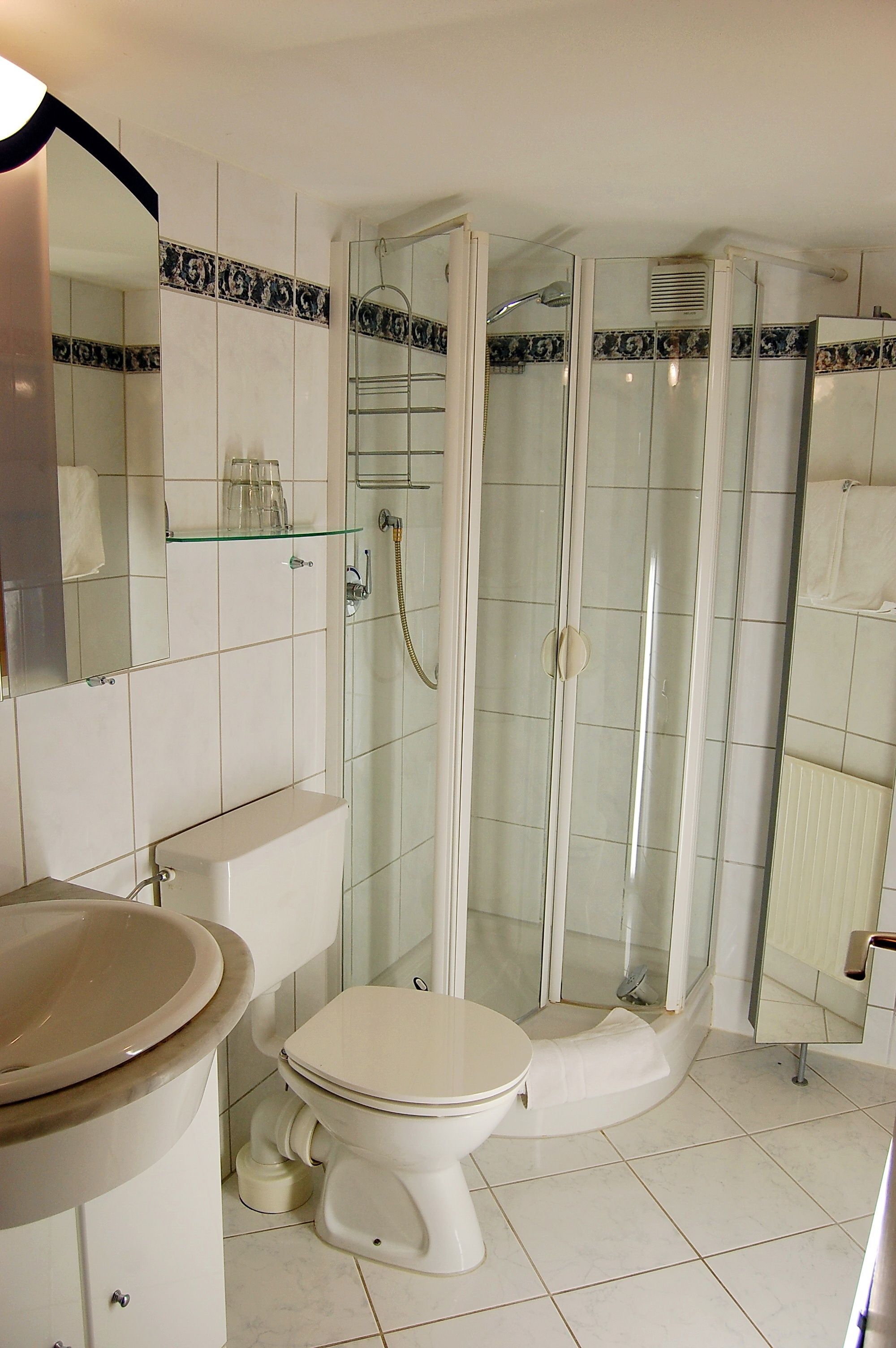 Ein Badezimmer mit Toilette, Waschbecken und einer Duschkabine.