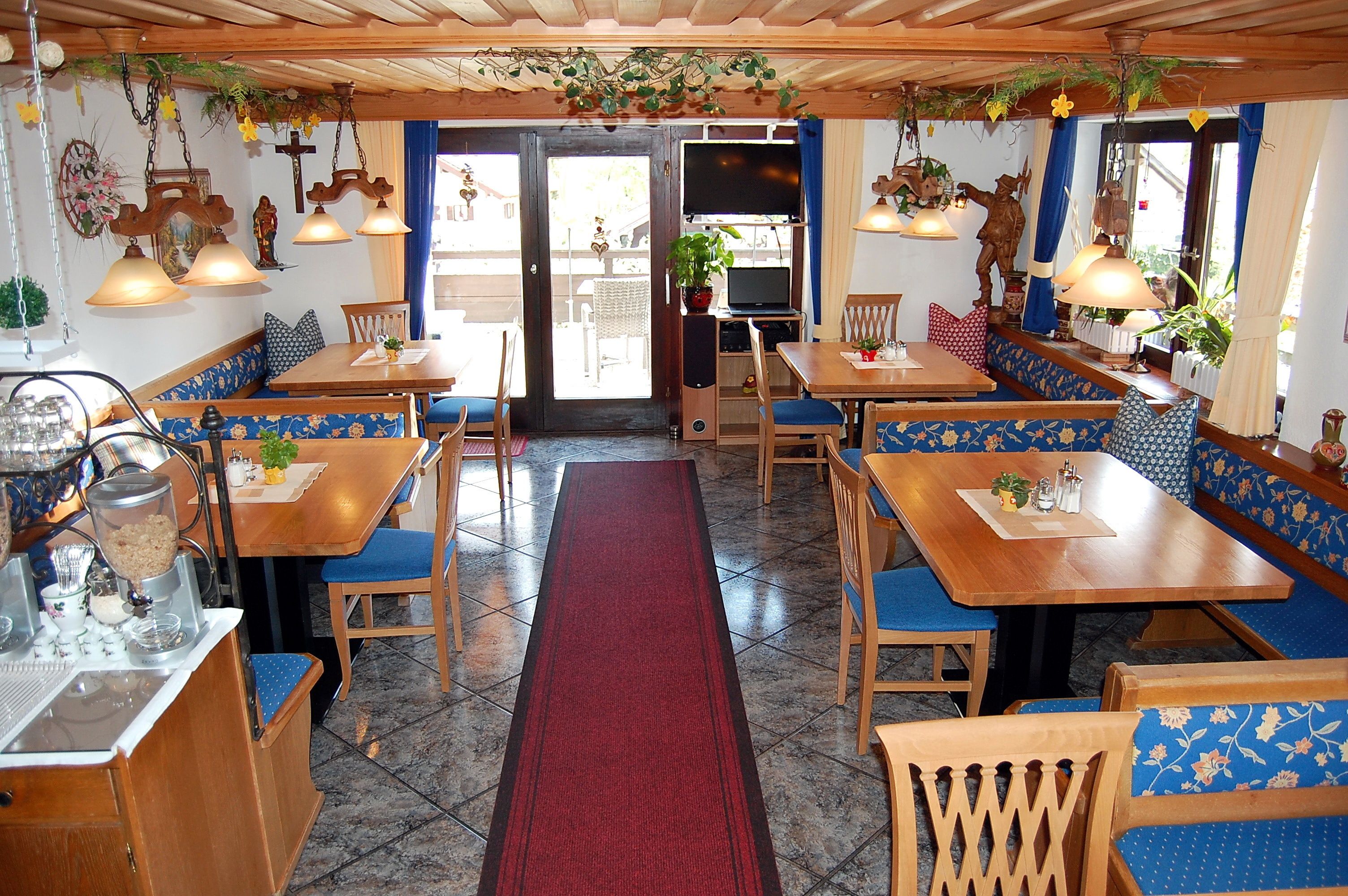 每日供应自助式早餐（每人 EUR 8）