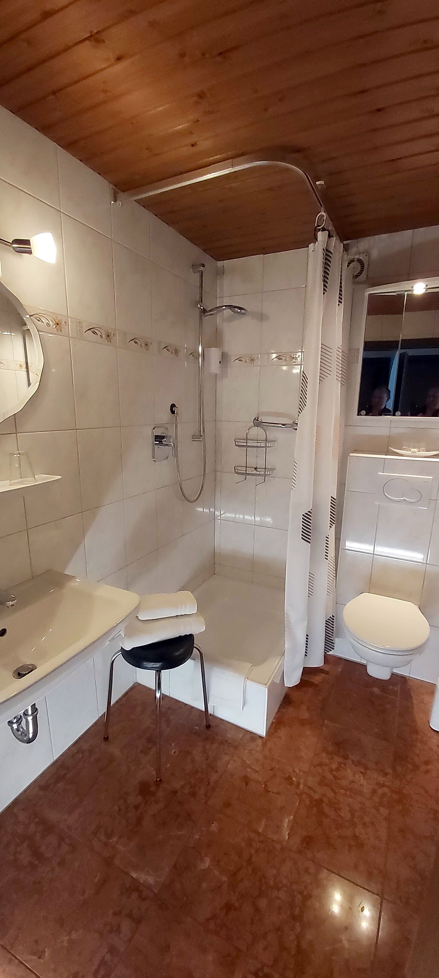Ein Badezimmer mit Badewanne, Dusche, Toilette und Waschbecken.